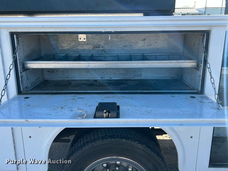 image for item DQ2126 2000 Ford F450 Super Duty XLT  utility / service truck