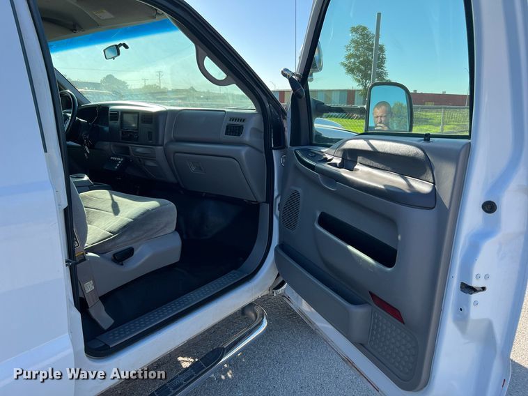 image for item DQ2126 2000 Ford F450 Super Duty XLT  utility / service truck