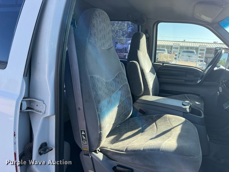 image for item DQ2126 2000 Ford F450 Super Duty XLT  utility / service truck