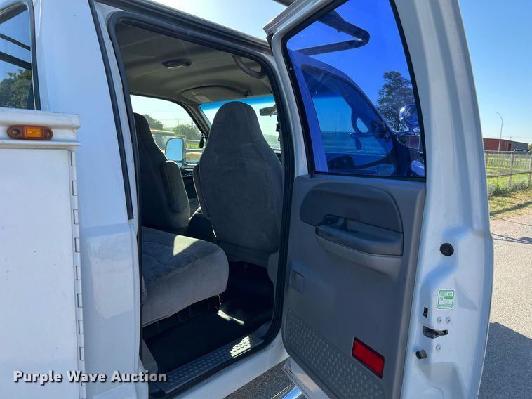 image for item DQ2126 2000 Ford F450 Super Duty XLT  utility / service truck