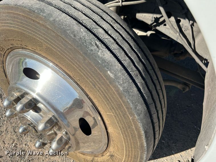 image for item DQ2126 2000 Ford F450 Super Duty XLT  utility / service truck