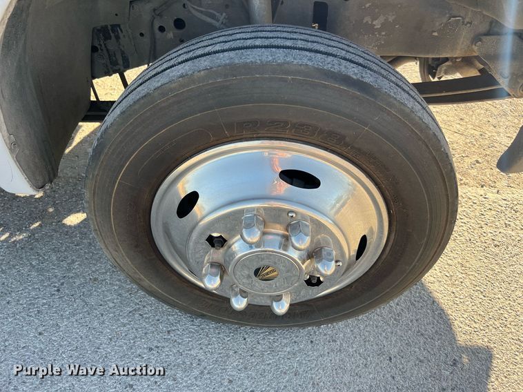 image for item DQ2126 2000 Ford F450 Super Duty XLT  utility / service truck