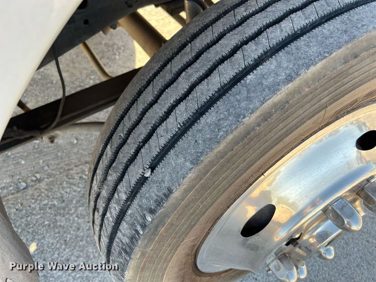 image for item DQ2126 2000 Ford F450 Super Duty XLT  utility / service truck