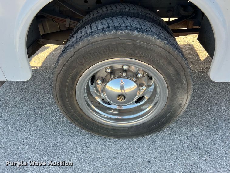 image for item DQ2126 2000 Ford F450 Super Duty XLT  utility / service truck