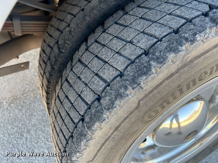 image for item DQ2126 2000 Ford F450 Super Duty XLT  utility / service truck