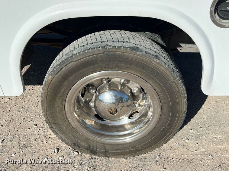 image for item DQ2126 2000 Ford F450 Super Duty XLT  utility / service truck