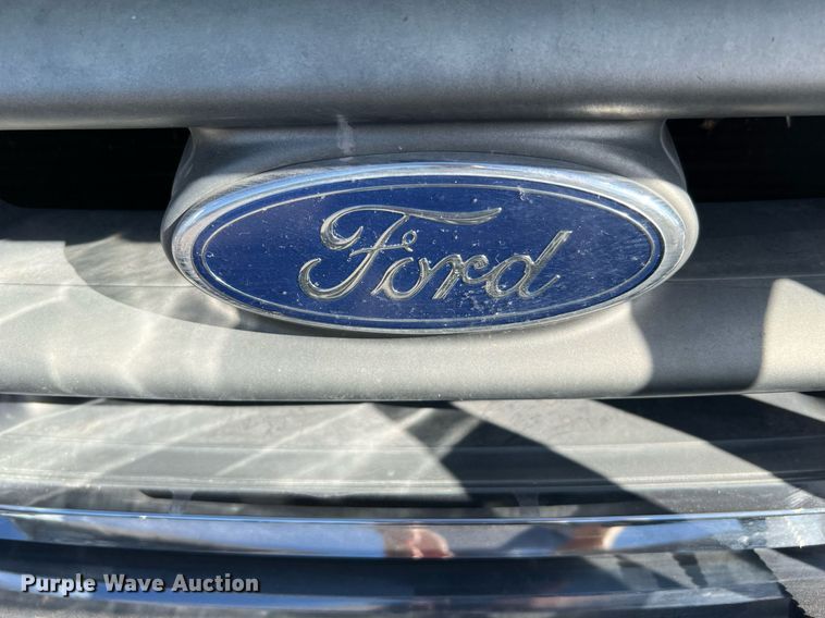 image for item DQ2126 2000 Ford F450 Super Duty XLT  utility / service truck