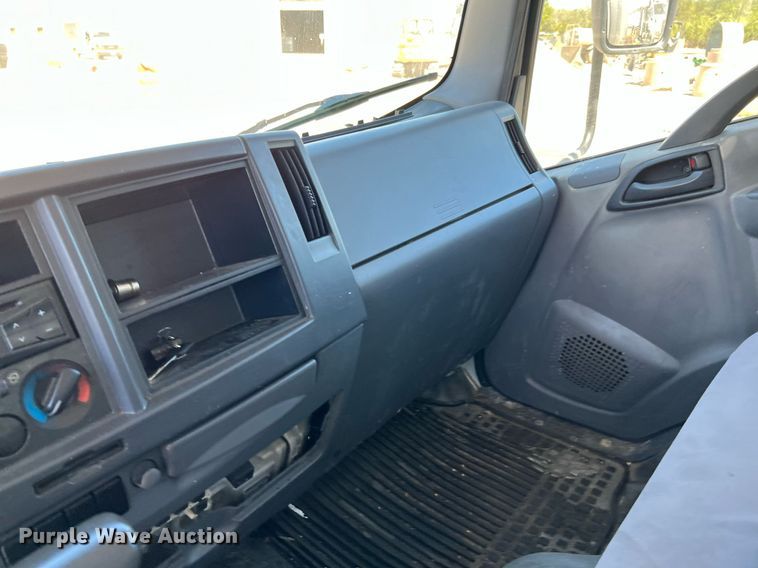 image for item DQ2173 2017 Isuzu NPR  box truck