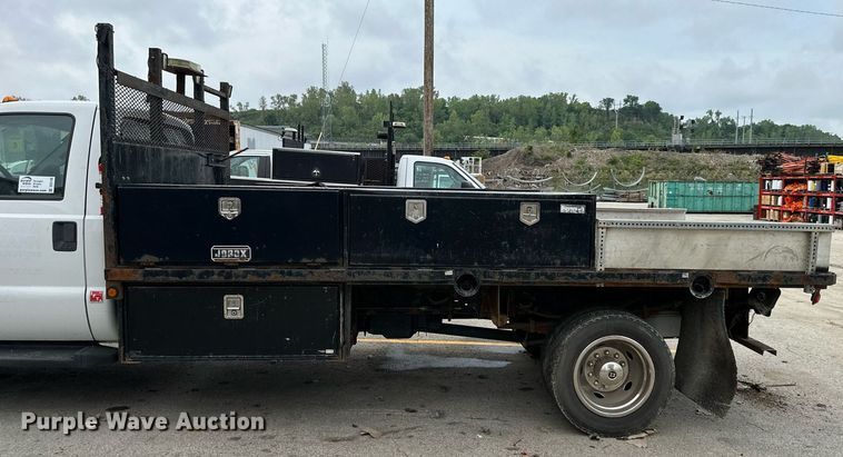 image for item DS2140 2014 Ford F550  flatbed truck