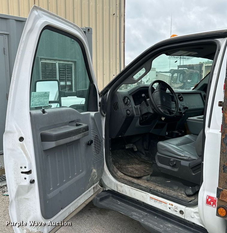 image for item DS2140 2014 Ford F550  flatbed truck