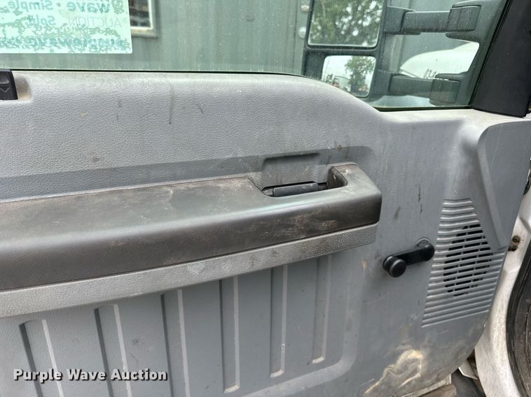 image for item DS2140 2014 Ford F550  flatbed truck