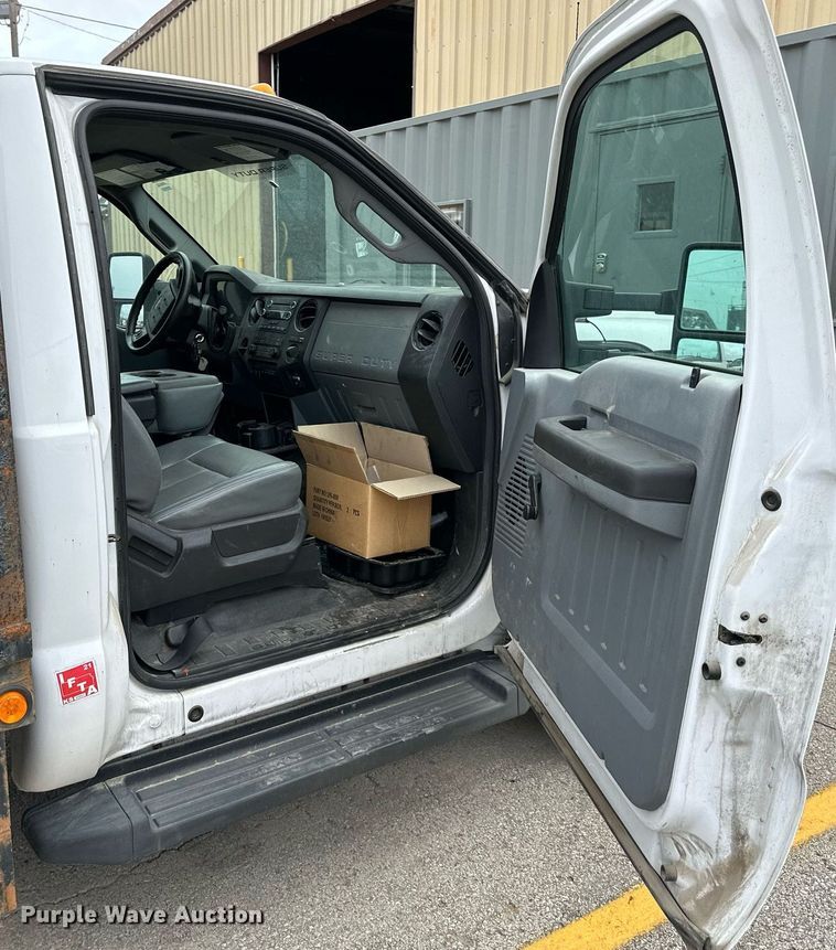 image for item DS2140 2014 Ford F550  flatbed truck