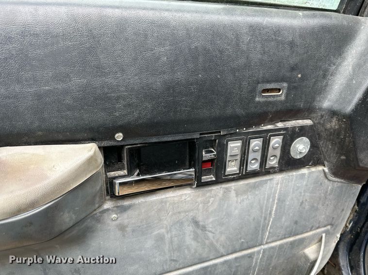 image for item DS2141 1992 Chevrolet C3500  flatbed pickup truck