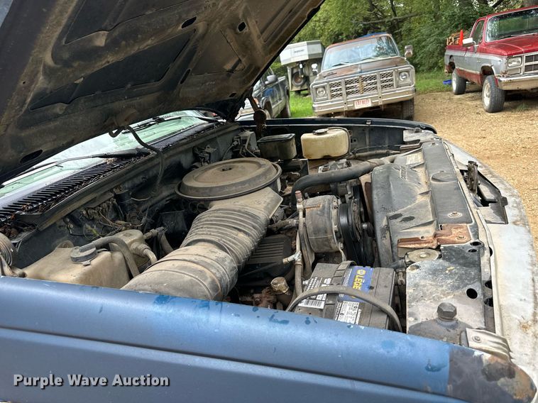 image for item DS2141 1992 Chevrolet C3500  flatbed pickup truck