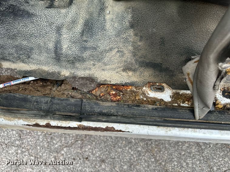 image for item DS2152 2000 Ford F350 Super Duty  flatbed pickup truck