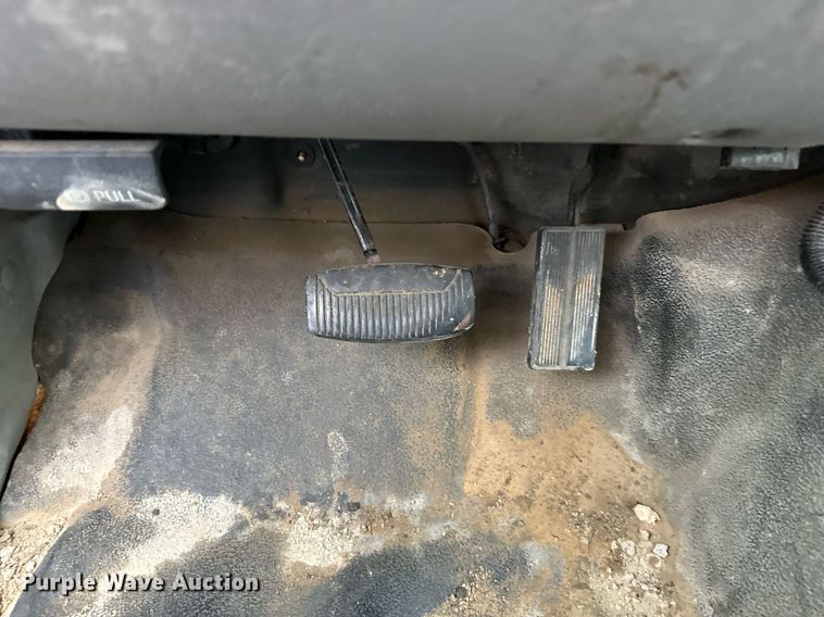 image for item DS2152 2000 Ford F350 Super Duty  flatbed pickup truck