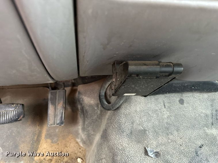 image for item DS2152 2000 Ford F350 Super Duty  flatbed pickup truck