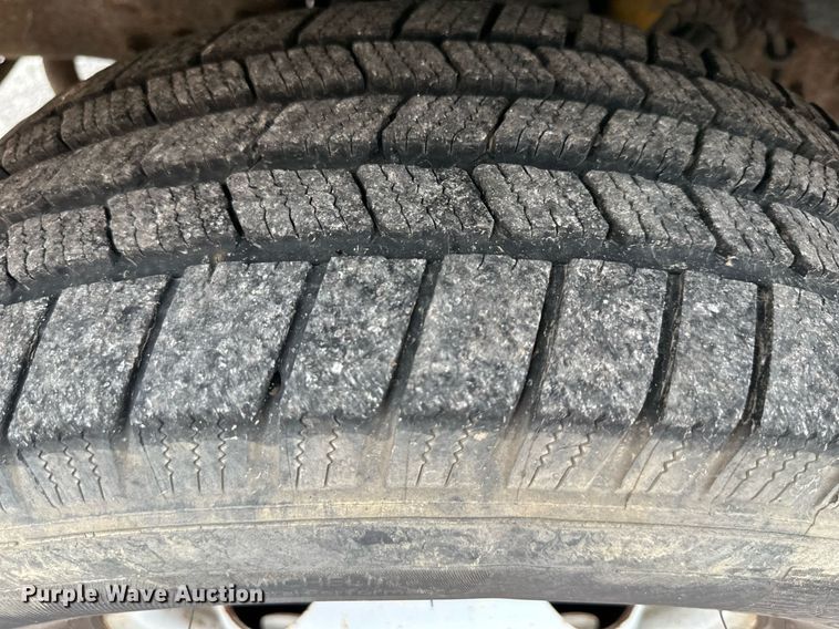 image for item DS2152 2000 Ford F350 Super Duty  flatbed pickup truck