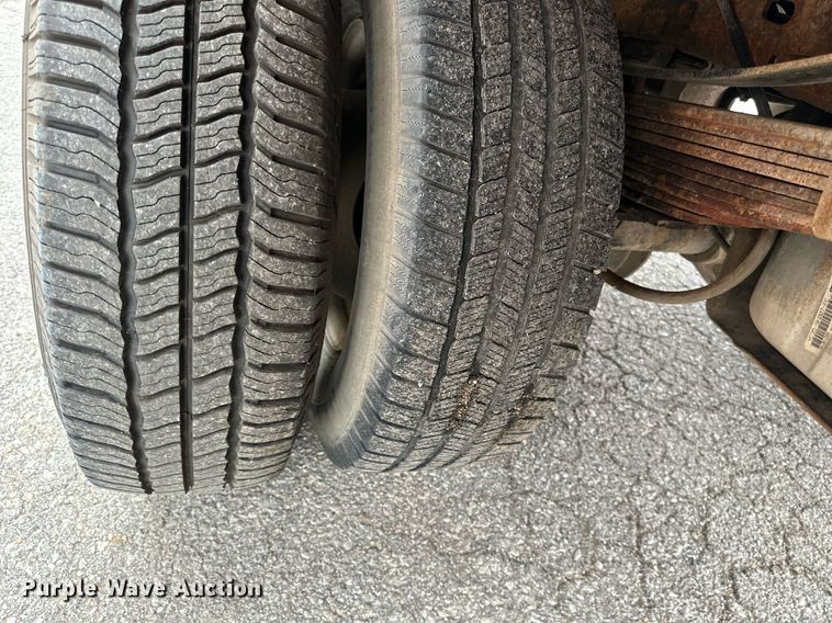 image for item DS2152 2000 Ford F350 Super Duty  flatbed pickup truck