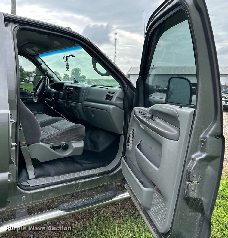 image for item DS2157 2002  Ford F350 Super Duty  Crew Cab pickup truck