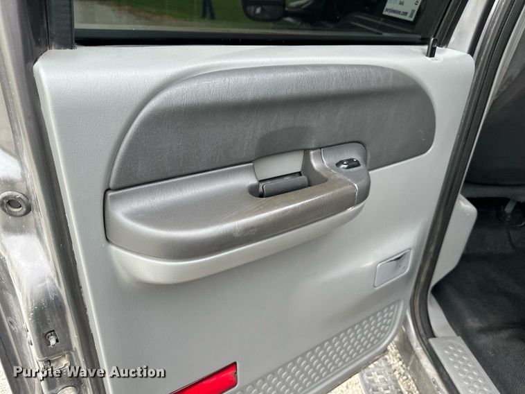 image for item DS2157 2002  Ford F350 Super Duty  Crew Cab pickup truck