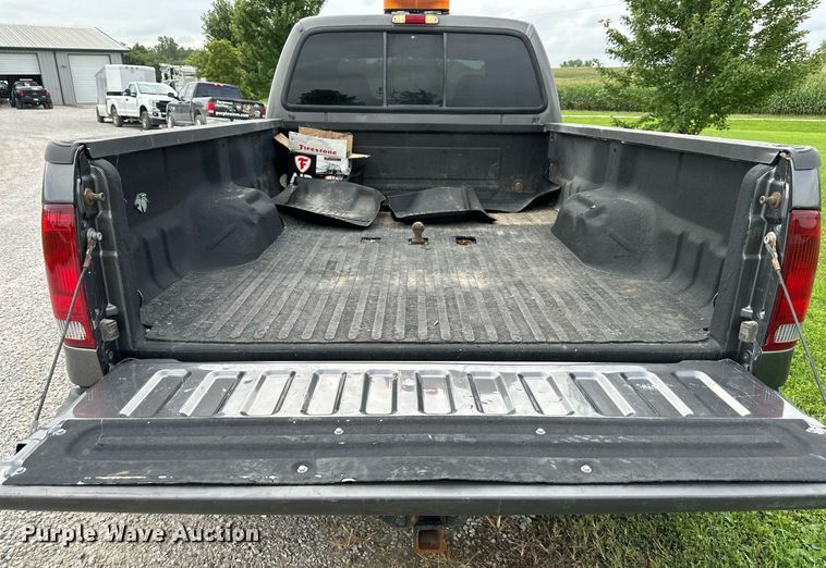 image for item DS2157 2002  Ford F350 Super Duty  Crew Cab pickup truck