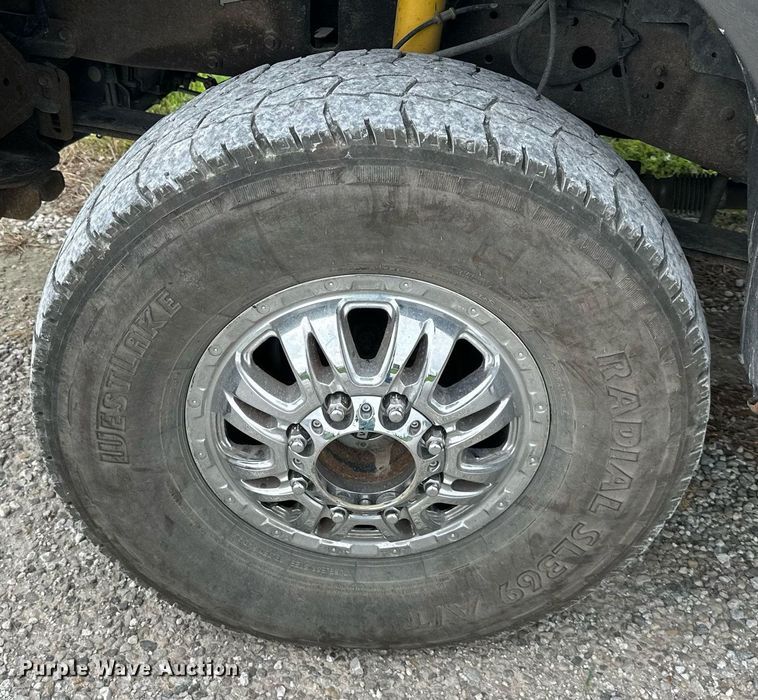 image for item DS2157 2002  Ford F350 Super Duty  Crew Cab pickup truck