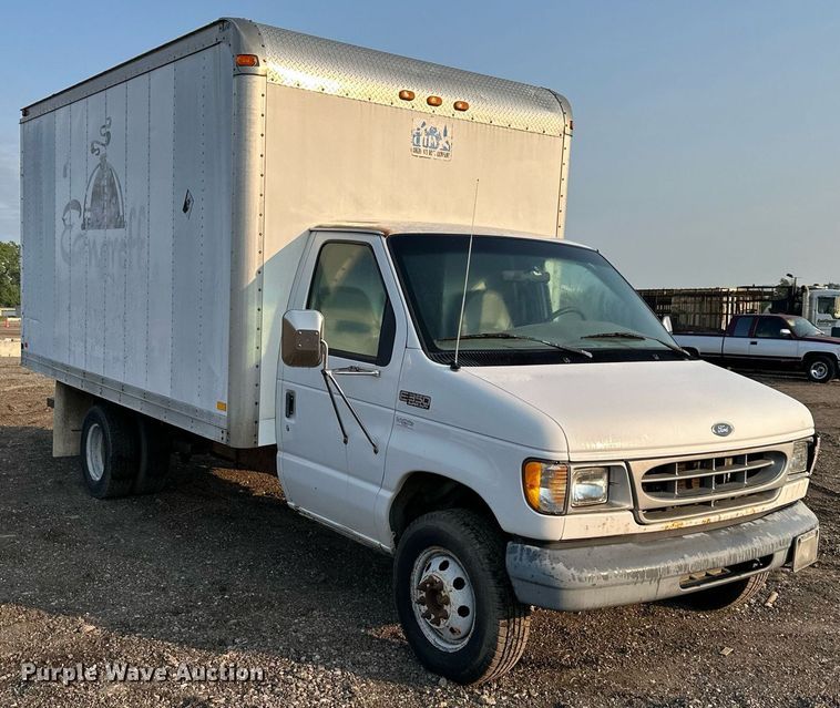 image for item DS6430 2002 Ford E350 Super Duty  box truck