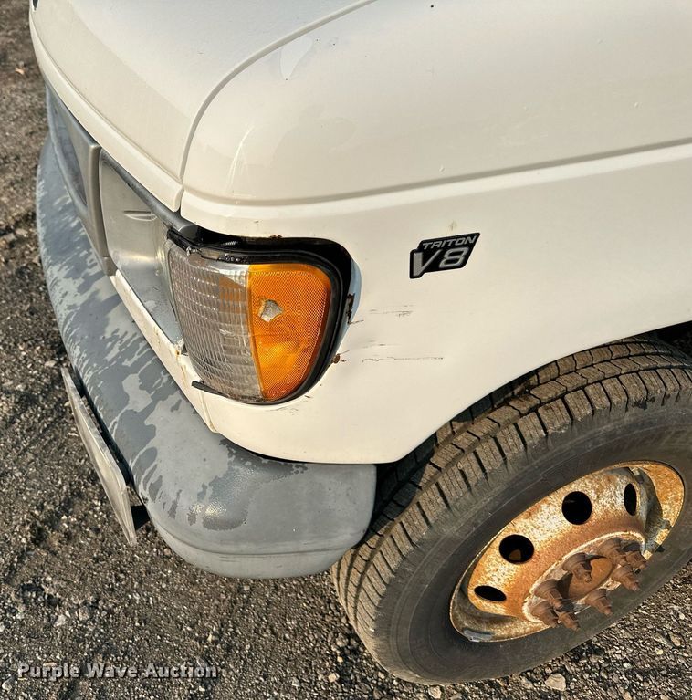 image for item DS6430 2002 Ford E350 Super Duty  box truck