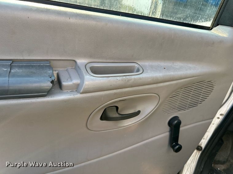image for item DS6430 2002 Ford E350 Super Duty  box truck