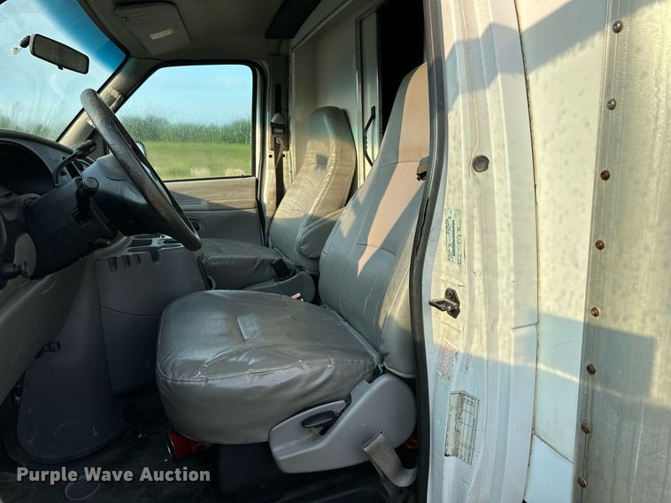 image for item DS6430 2002 Ford E350 Super Duty  box truck