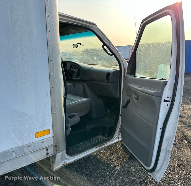 image for item DS6430 2002 Ford E350 Super Duty  box truck