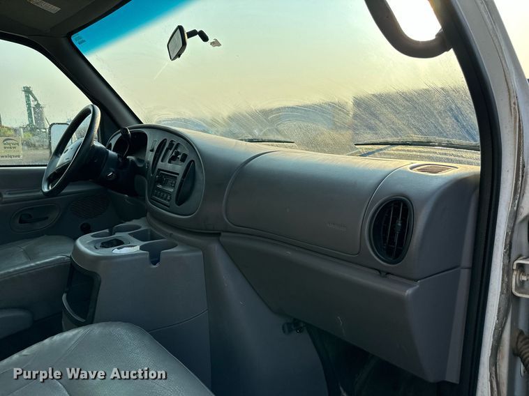 image for item DS6430 2002 Ford E350 Super Duty  box truck