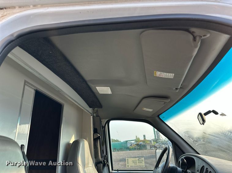 image for item DS6430 2002 Ford E350 Super Duty  box truck