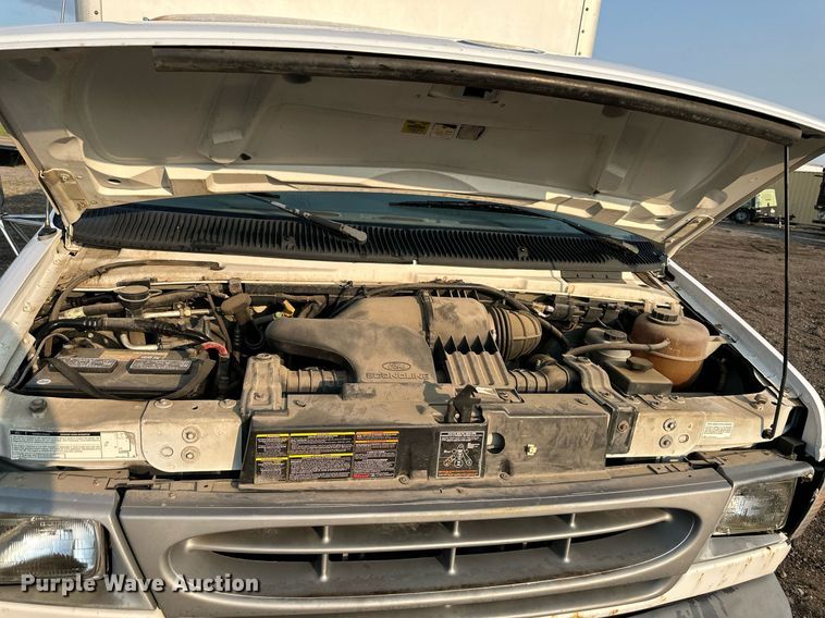 image for item DS6430 2002 Ford E350 Super Duty  box truck