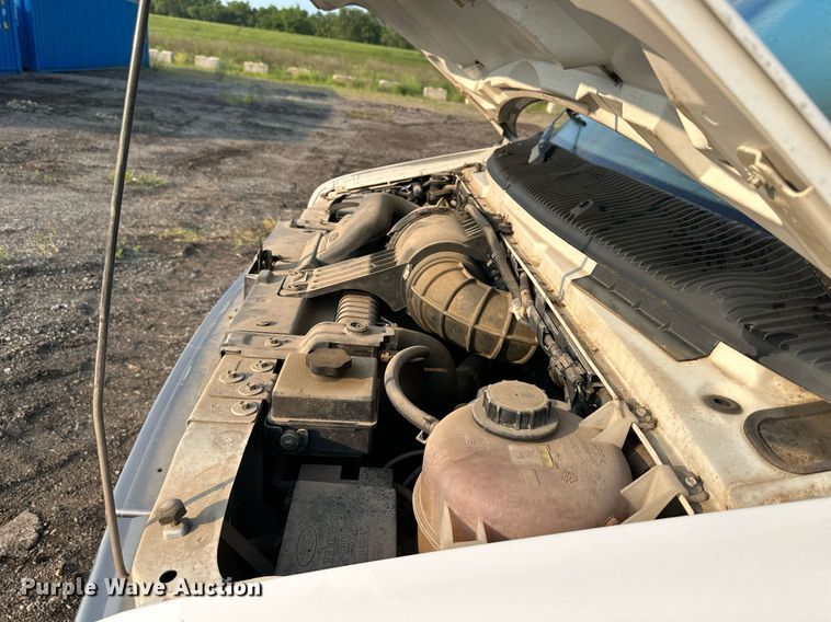 image for item DS6430 2002 Ford E350 Super Duty  box truck