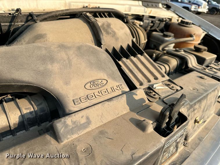 image for item DS6430 2002 Ford E350 Super Duty  box truck