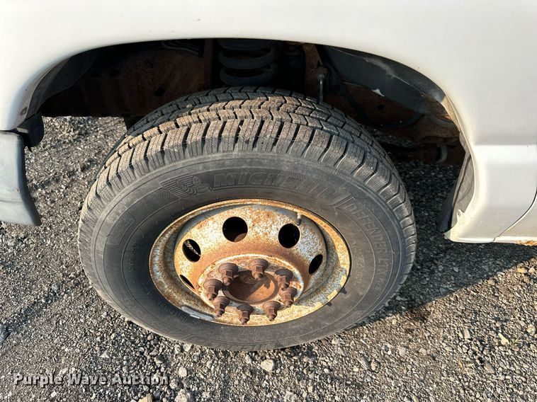 image for item DS6430 2002 Ford E350 Super Duty  box truck