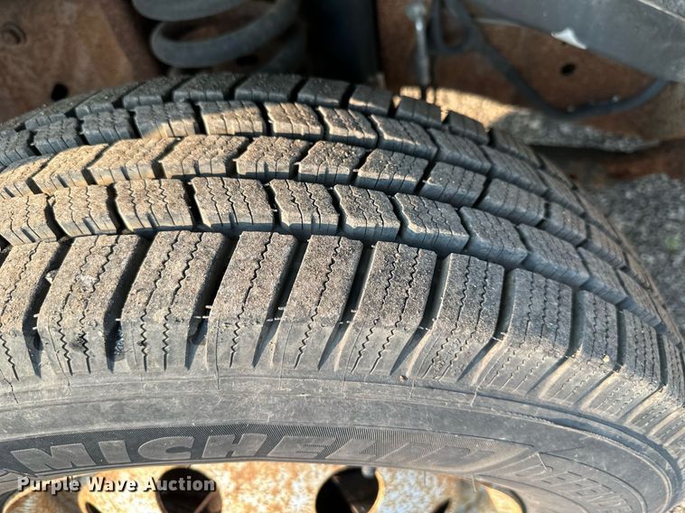 image for item DS6430 2002 Ford E350 Super Duty  box truck