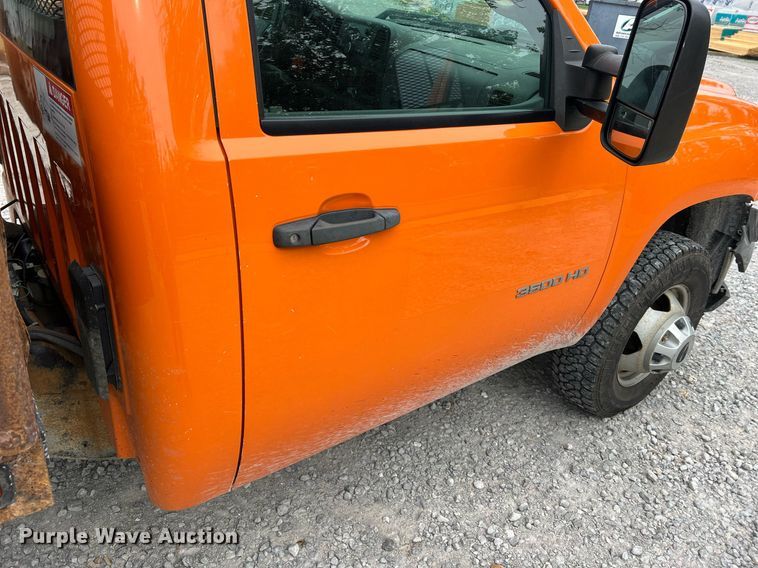 image for item II9220 2011 GMC Sierra 3500HD  dump flatbed pickup truck