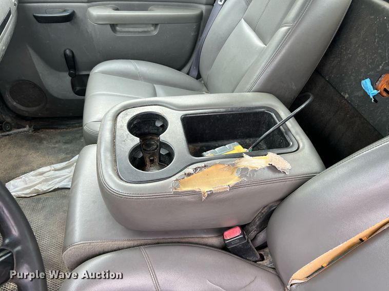 image for item II9220 2011 GMC Sierra 3500HD  dump flatbed pickup truck