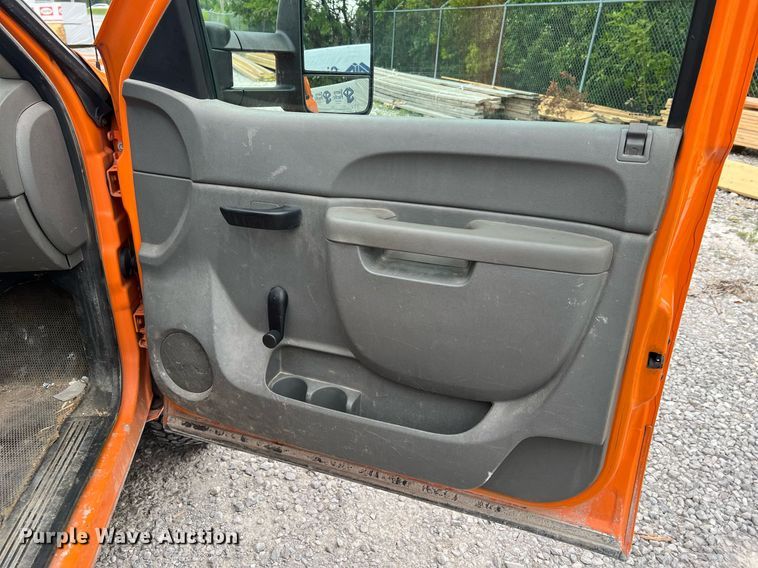 image for item II9220 2011 GMC Sierra 3500HD  dump flatbed pickup truck