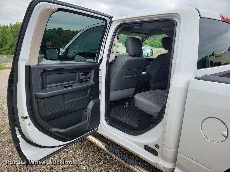 image for item IQ9807 2018 Dodge Ram 1500  Crew Cab pickup truck