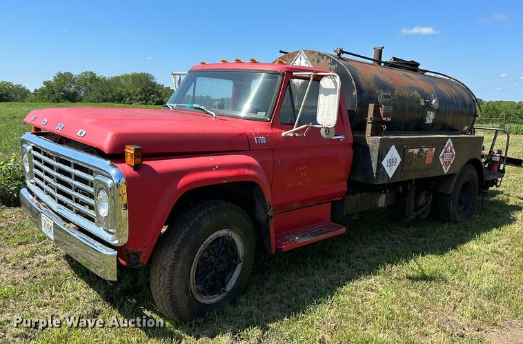 image for item JD9026 1975 Ford F700  oil distributor truck