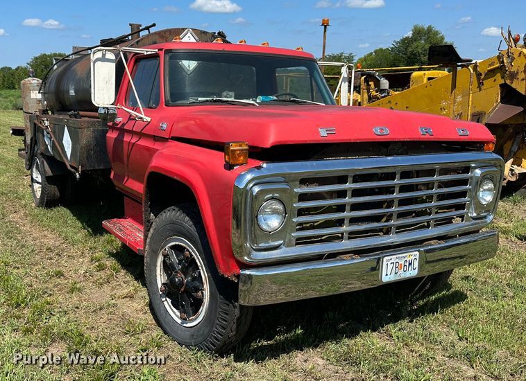 image for item JD9026 1975 Ford F700  oil distributor truck