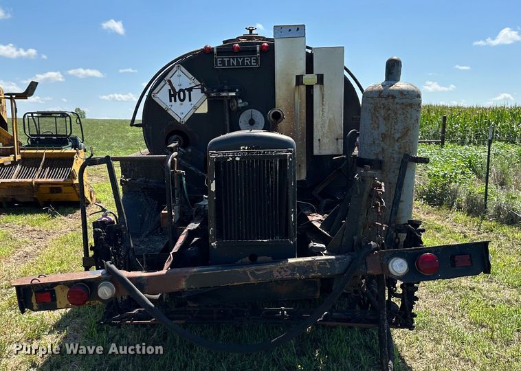 image for item JD9026 1975 Ford F700  oil distributor truck