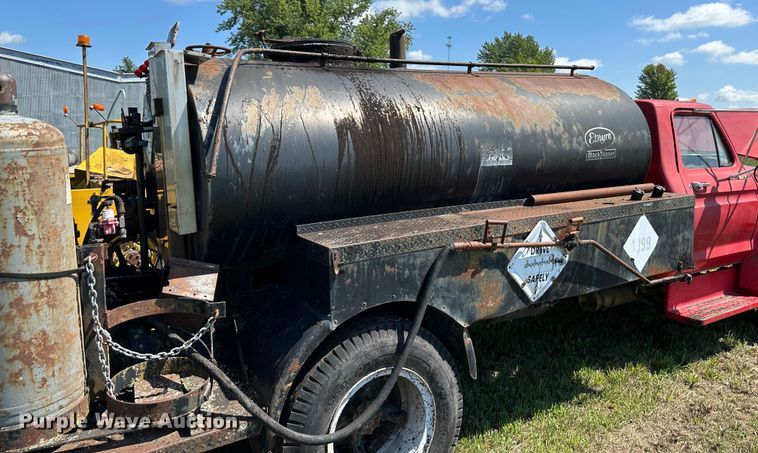 image for item JD9026 1975 Ford F700  oil distributor truck