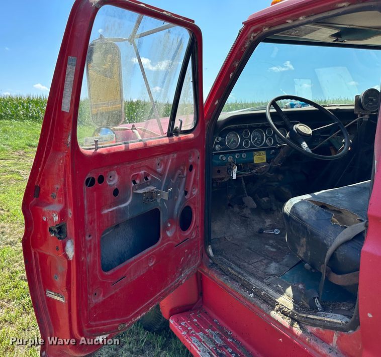 image for item JD9026 1975 Ford F700  oil distributor truck