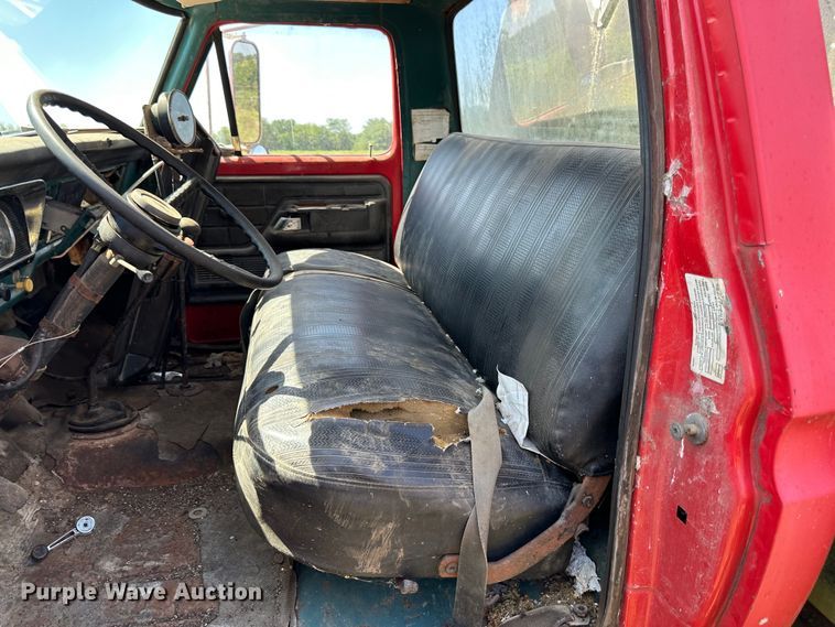 image for item JD9026 1975 Ford F700  oil distributor truck