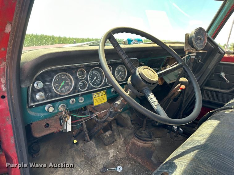 image for item JD9026 1975 Ford F700  oil distributor truck